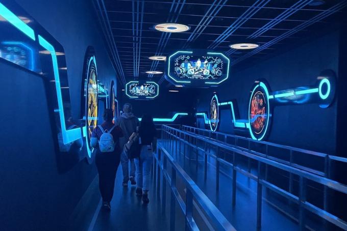 tron svjetlosni ciklus trčanje na Walt Disney World line red unutar vožnje