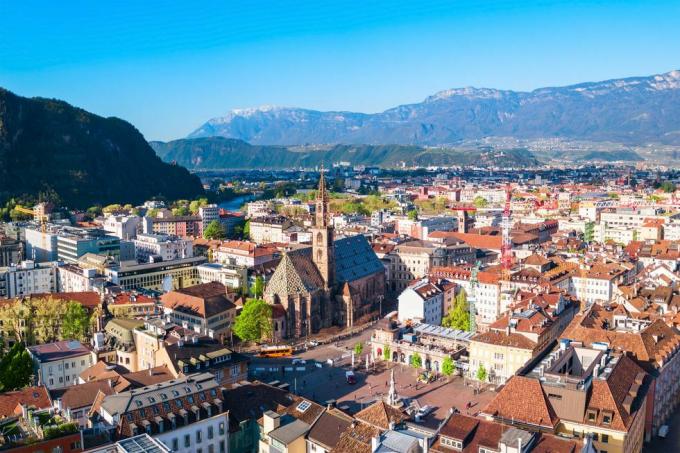 Bolzano panoramski pogled iz zraka, italija