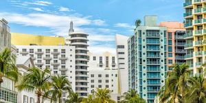 Miami South Beach Ocean Drive Road ulica s poznatim retro art deco hotelom šarene zgrade gradski pejzaž s palmama i plavim nebom na sunčan dan