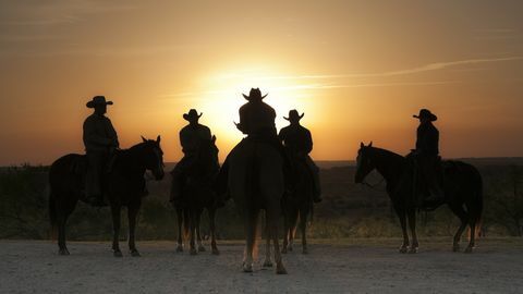 kauboji i kaubojka na izlasku sunca, weatherford, Texas