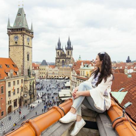 sretni turist koji gleda na stari gradski trg odozgo, Prag, Češka