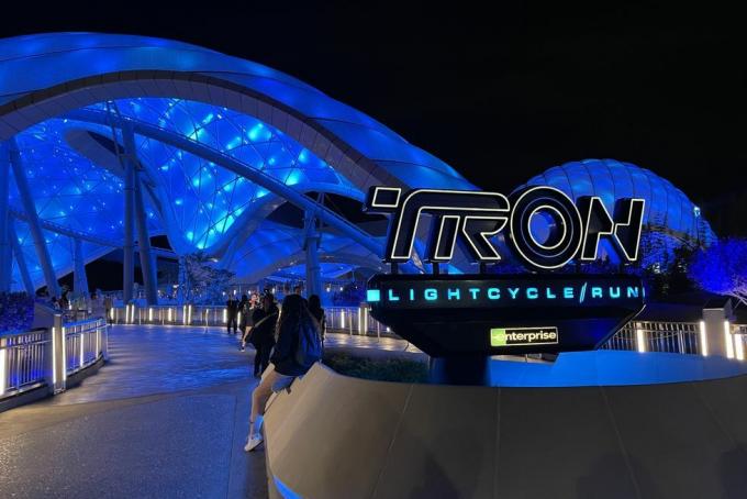 tron svjetlosni bicikl trčite uz znak Disney World i vozite se noću osvijetljeni