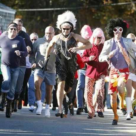 visoka peta počinje u uvali Perkins tijekom ogunquitfesta u subotu, 23. listopada 2010.