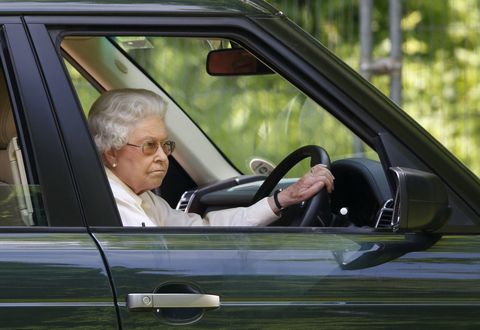 Kraljica Elizabeta vozi Range Rover