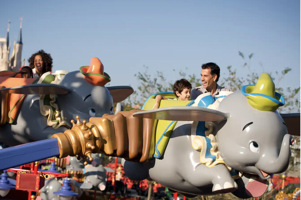 putnici koji jašu letećeg slona dumba u parku čarobnog kraljevstva svijeta Walta Disneya