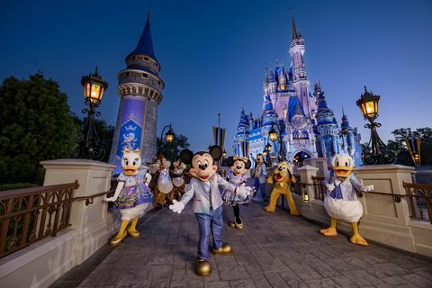 Mickey Mouse i prijatelji nose svoju svjetlucavu modu za 50. obljetnicu dok poziraju ispred dvorca Pepeljuge u parku čarobnog kraljevstva
