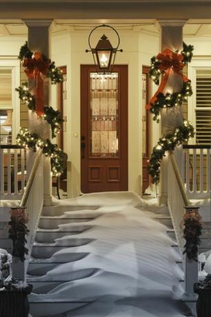 pozivajući božićna vrata sa snijegom na stubama trijema i ogradom