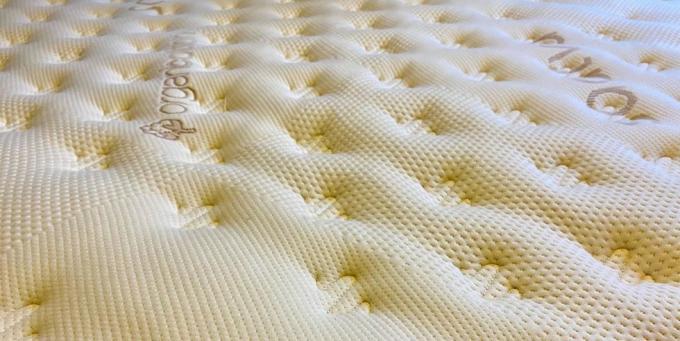 krupni plan gornje površine jastuka luksuznog čvrstog saatva klasičnog madraca
